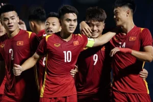 hlv-dinh-the-nam-dang-gap-rut-cho-u20-viet-nam-tap-luyen-cho-ngay-da-vong-loa